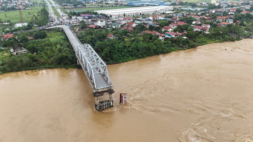 Bố trí chỗ học tạm cho học sinh sau vụ sập cầu Phong Châu (Phú Thọ)- Ảnh 1.