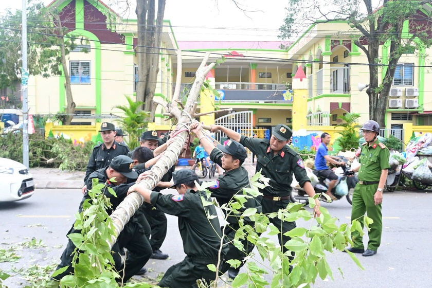 Hải Phòng đủ an toàn mới tổ chức dạy và học, Lực lượng vũ trang huy động lực lượng khắc phục hậu quả  - Ảnh 4.