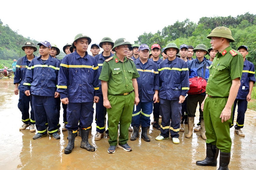 Thủ tướng Chính phủ Phạm Minh Chính đến Làng Nủ thăm hỏi bà con bị lũ quét - Ảnh 7.