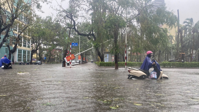 Chưa hoàn hồn sau gió bão, người dân Hải Phòng lại khổ vì mưa lụt - Ảnh 1.