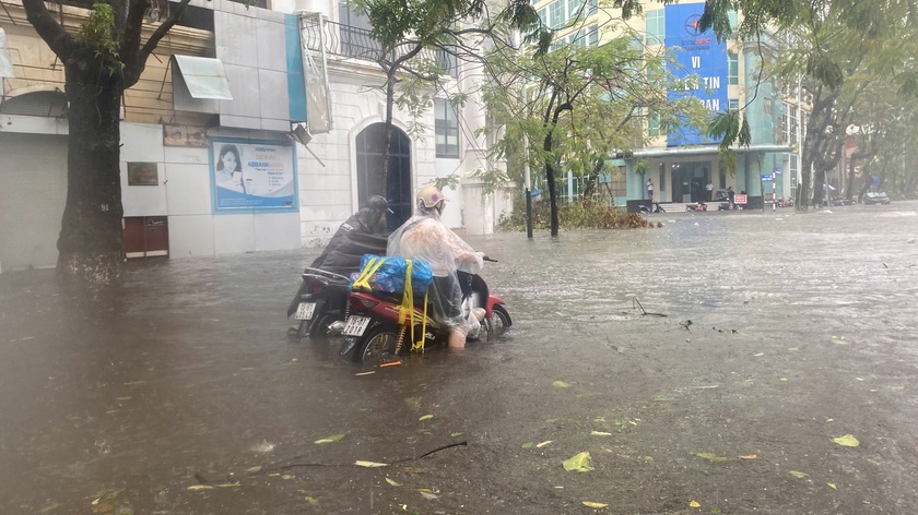 Chưa hoàn hồn sau gió bão, người dân Hải Phòng lại khổ vì mưa lụt - Ảnh 5.