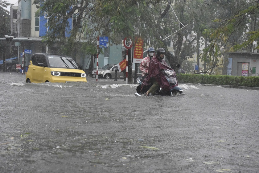 Chưa hoàn hồn sau gió bão, người dân Hải Phòng lại khổ vì mưa lụt - Ảnh 3.