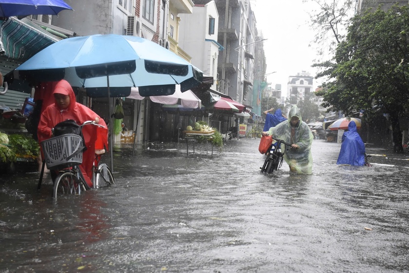 Chưa hoàn hồn sau gió bão, người dân Hải Phòng lại khổ vì mưa lụt - Ảnh 6.