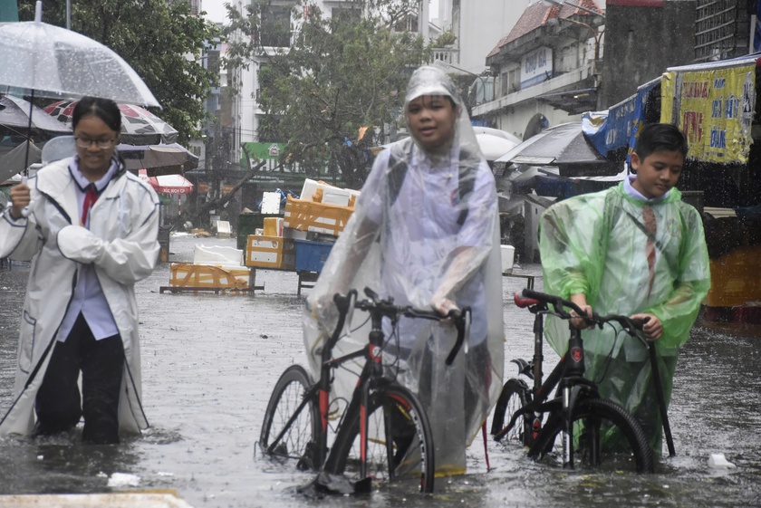 Chưa hoàn hồn sau gió bão, người dân Hải Phòng lại khổ vì mưa lụt - Ảnh 9.