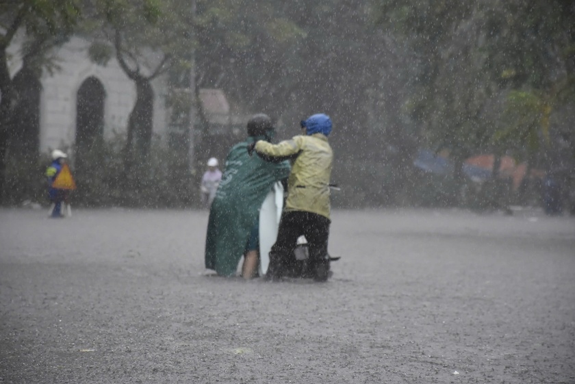 Chưa hoàn hồn sau gió bão, người dân Hải Phòng lại khổ vì mưa lụt - Ảnh 8.