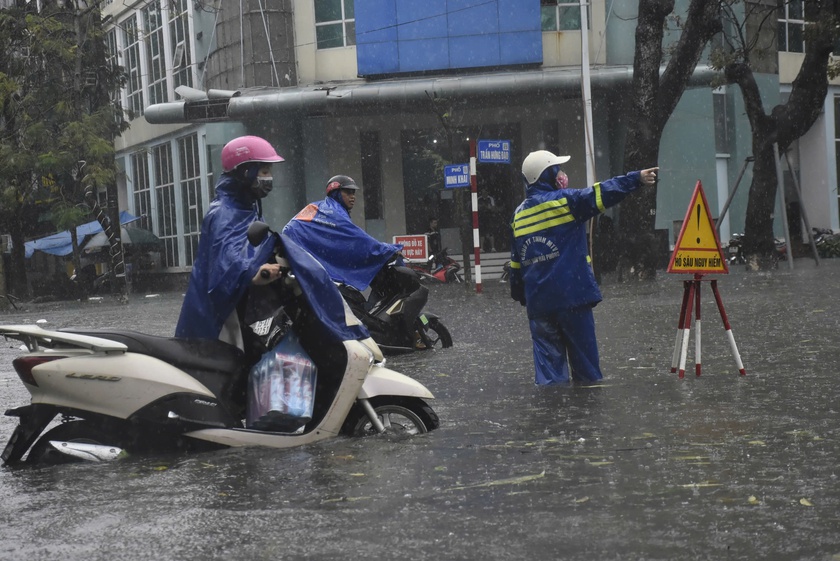 Chưa hoàn hồn sau gió bão, người dân Hải Phòng lại khổ vì mưa lụt - Ảnh 10.