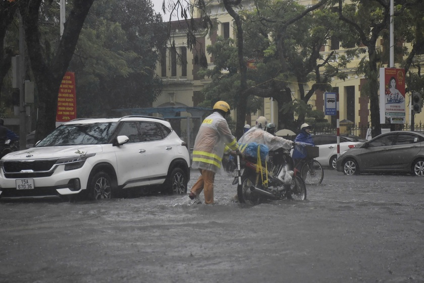 Chưa hoàn hồn sau gió bão, người dân Hải Phòng lại khổ vì mưa lụt - Ảnh 11.