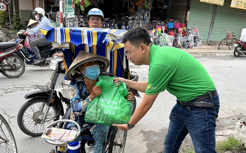 Một chuỗi cửa hàng tình nguyện tiếp nhận, vận chuyển hàng cứu trợ tới bà con vùng bão lũ- Ảnh 1.