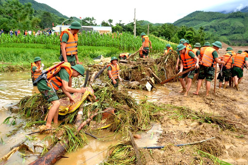 Thủ tướng Chính phủ Phạm Minh Chính đến Làng Nủ thăm hỏi bà con bị lũ quét - Ảnh 6.