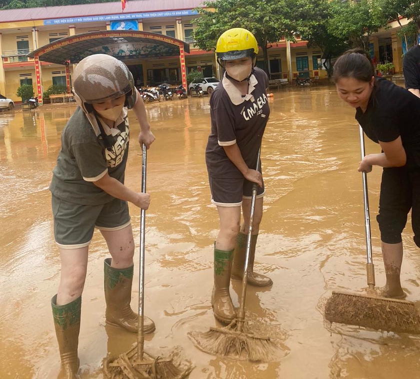 Trường học vùng lũ mong được tiếp sức để sớm đón học sinh trở lại  - Ảnh 1.