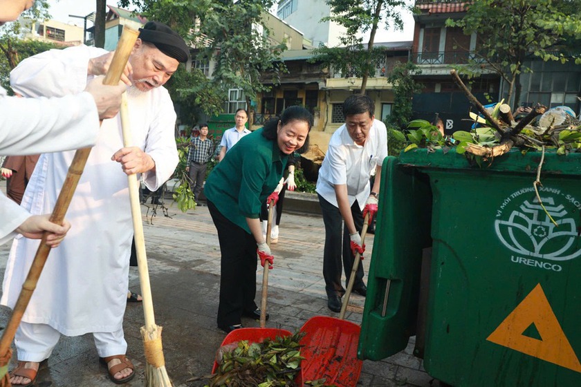 Toàn thành phố Hà Nội đồng loạt ra quân tổng vệ sinh môi trường khắc phục hậu quả cơn bão số 3- Ảnh 1.