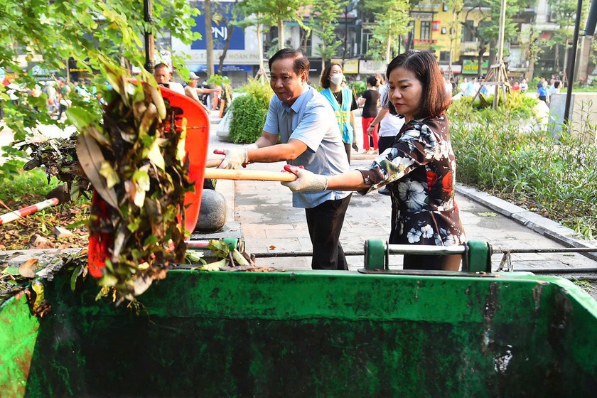 Toàn thành phố Hà Nội đồng loạt ra quân tổng vệ sinh môi trường khắc phục hậu quả cơn bão số 3- Ảnh 2.