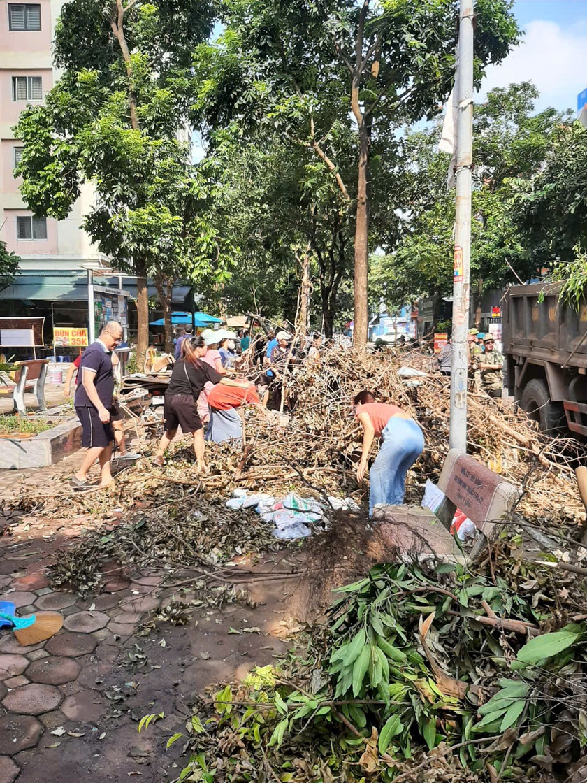 Chuyện của "cư dân nhí C2" trong ngày tổng vệ sinh sau bão- Ảnh 8.