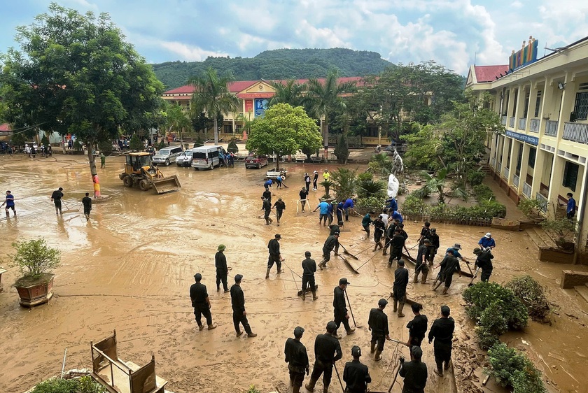 Trường học ở Bảo Yên khắc phục hậu quả mưa lũ để dạy và học trở lại - Ảnh 1.