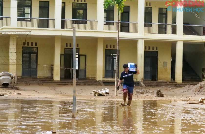 Trường học ở Bảo Yên khắc phục hậu quả mưa lũ để dạy và học trở lại - Ảnh 2.