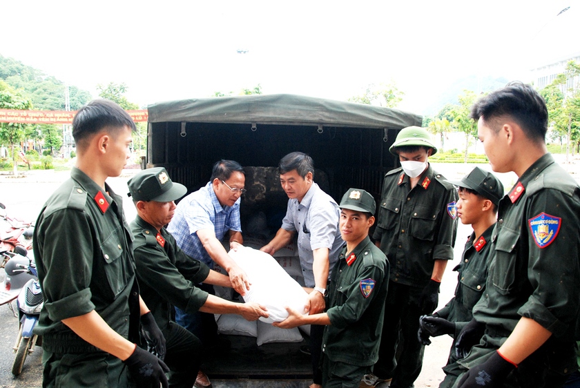 Tạp chí Công dân và Khuyến học trao tặng đồng bào Làng Nủ 2 tấn gạo - Ảnh 3.