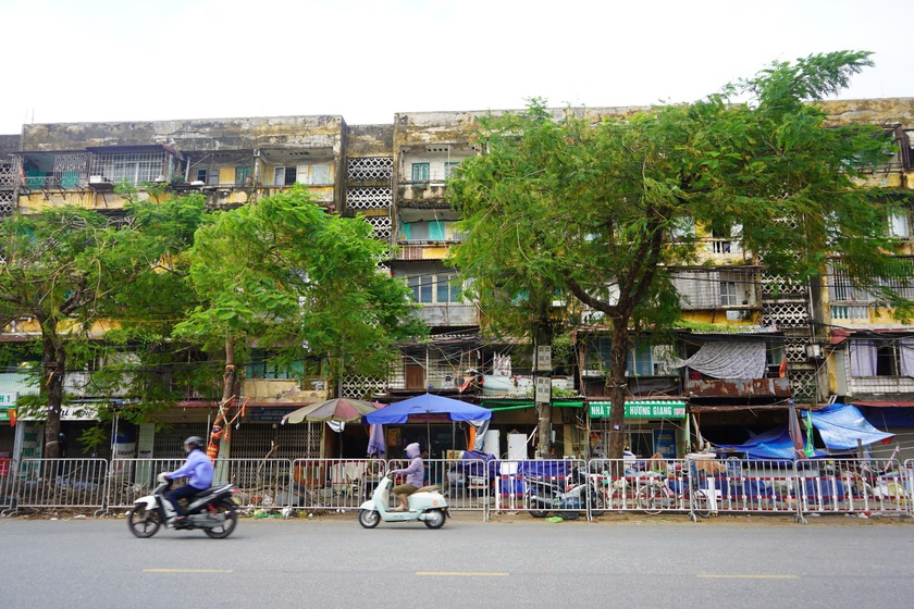 Hải Phòng: Di chuyển hết tài sản của các hộ dân ra khỏi 2 tòa chung cư bị lún - Ảnh 3.