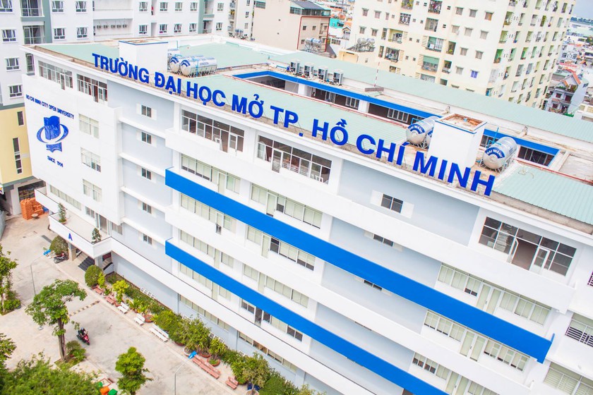 Trường đại học trao hơn 300 suất học bổng cho sinh viên bị ảnh hưởng bởi bão lũ - Ảnh 1.