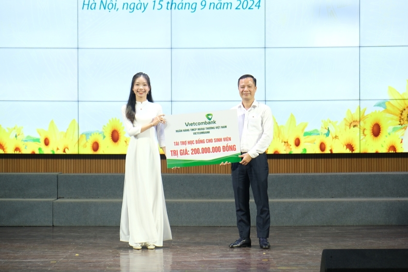 Vietcombank trao học bổng cho sinh viên Học viện Tài chính năm học 2024 - 2025 - Ảnh 1.