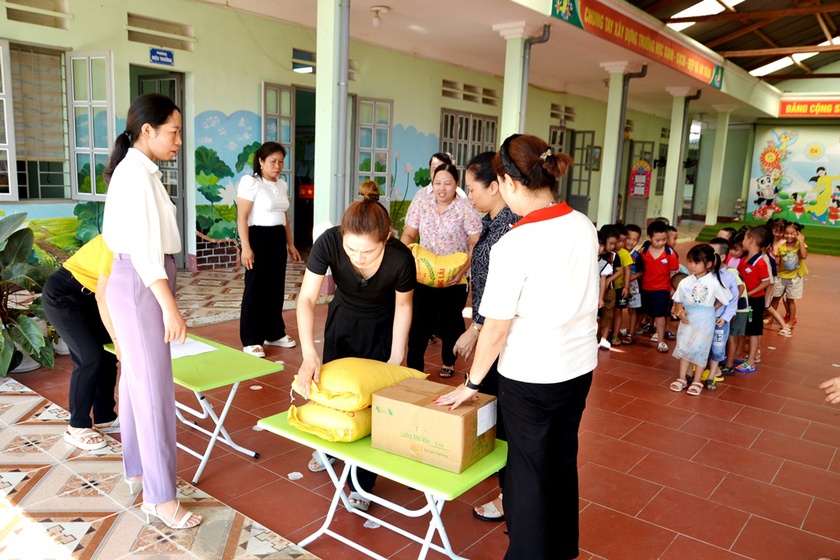 Hội Nhà báo Việt Nam trao quà ủng hộ vùng sạt lở đất Bát Xát (Lào Cai) - Ảnh 3.