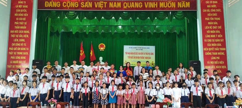 120 học sinh nhận học bổng “Tiếp bước cho em đến trường”- Ảnh 1.