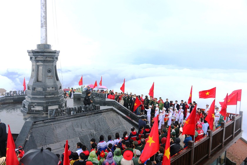 Tặng quà khuyến học ở nơi cao nhất Việt Nam - Ảnh 1.