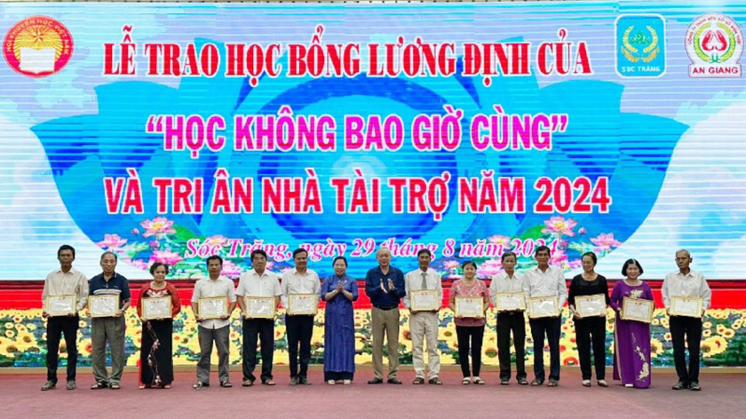 Trao học bổng Lương Định Của “Học không bao giờ cùng” cho 570 học sinh, sinh viên vượt khó hiếu học - Ảnh 2.