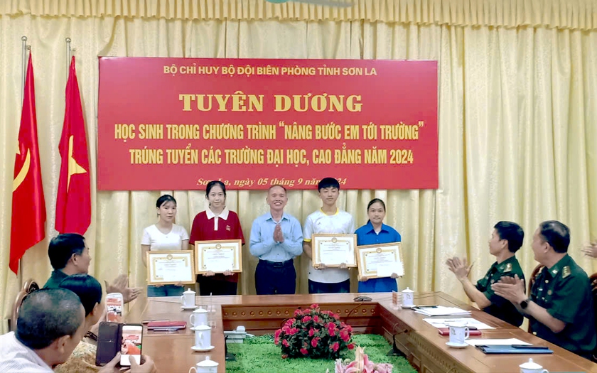 Hội Khuyến học tỉnh Sơn La khen thưởng học sinh trong chương trình "Nâng bước em tới trường" - Ảnh 1.