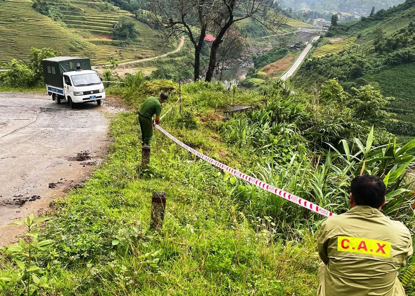 Sa Pa giúp dân sơ tán, di chuyển tài sản tránh hoàn lưu bão số 3 - Ảnh 12.