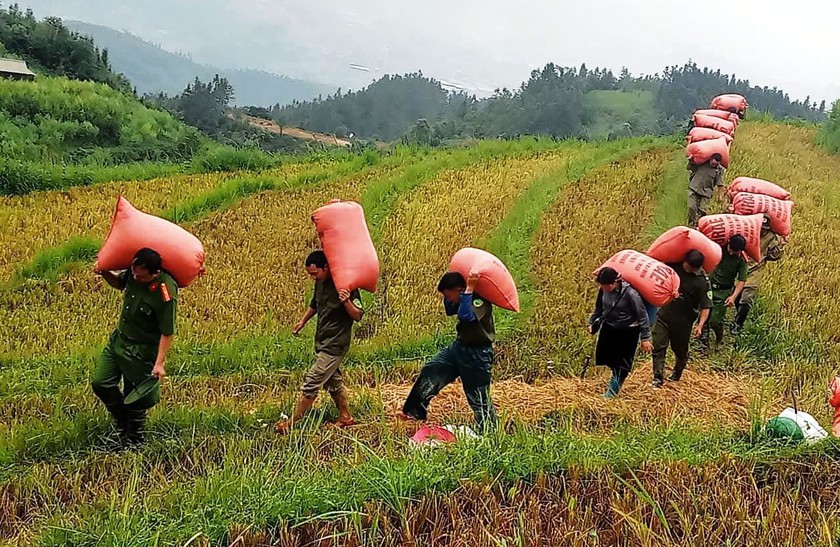 Sa Pa giúp dân sơ tán, di chuyển tài sản tránh hoàn lưu bão số 3 - Ảnh 4.