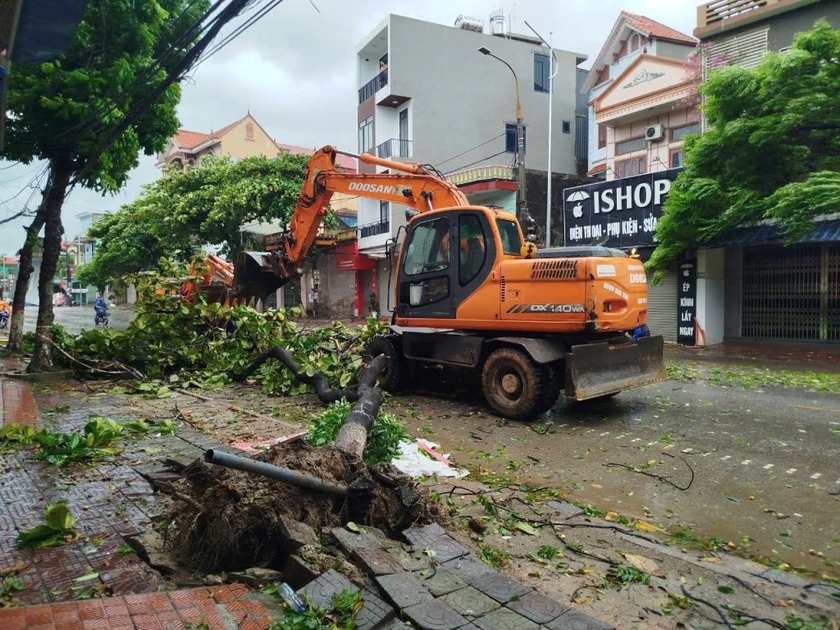 Bão hoành hành, Quảng Ninh thiệt hại nặng nề, Thanh Hoá tiếp tục di dân khẩn cấp - Ảnh 4.