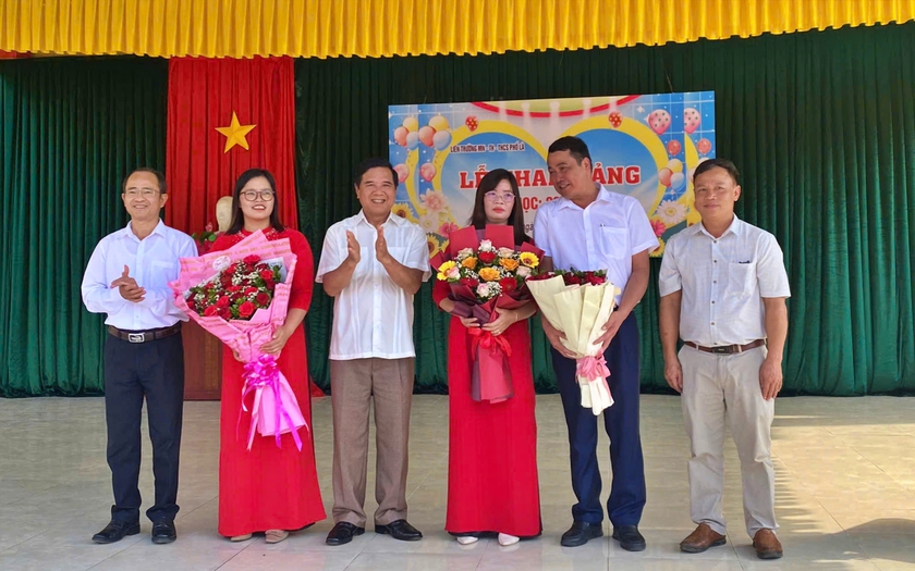 Hội Khuyến học tỉnh Hà Giang trao học bổng cho học sinh có hoàn cảnh khó khăn huyện Đồng Văn - Ảnh 3.