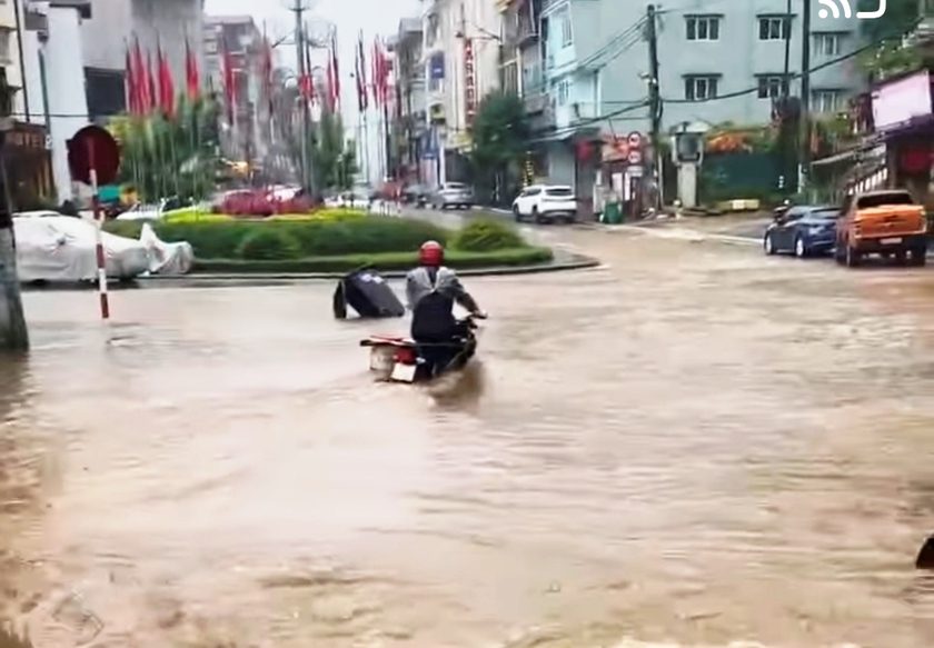 Lào Cai sạt lở nhiều tuyến đường, ngập úng cục bộ ở Sa Pa - Ảnh 2.