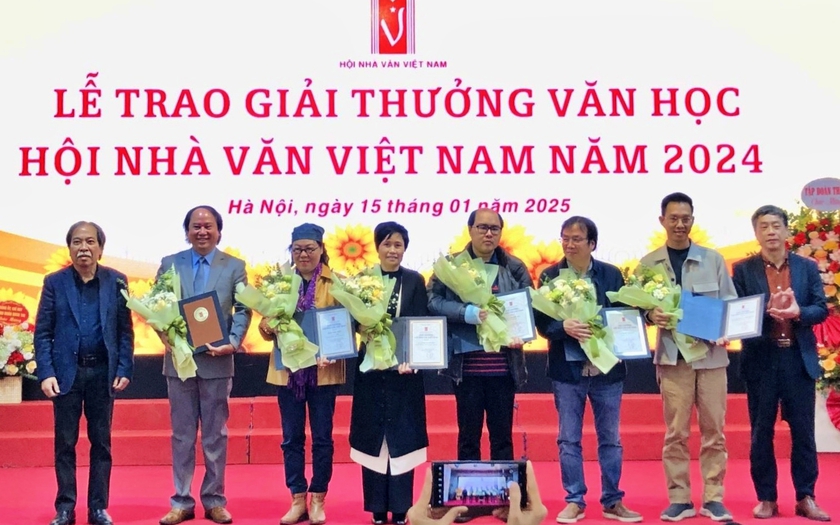 Tổng giám đốc Nhà Xuất bản Giáo dục Việt Nam Nguyễn Tiến Thanh nhận Giải thưởng của Hội Nhà văn - Ảnh 1.