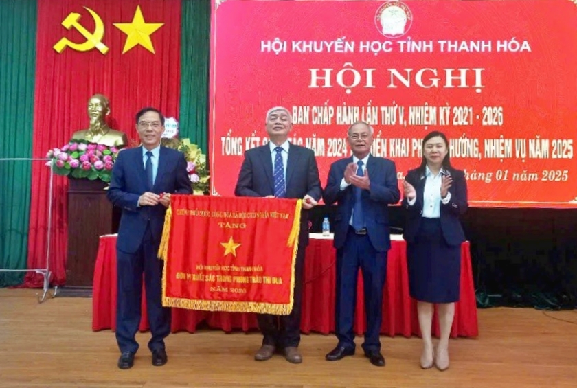 Hội Khuyến học tỉnh Thanh Hoá nhận cờ thi đua của Chính phủ cho công tác khuyến học xuất sắc - Ảnh 1.