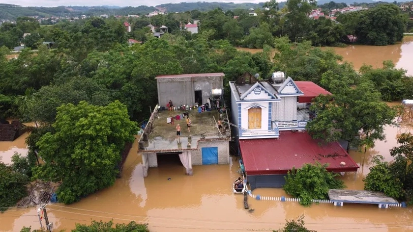 Thủ tướng: Khẩn trương triển khai gói hỗ trợ đồng bào bị thiệt hại do bão, mưa lũ - Ảnh 1.