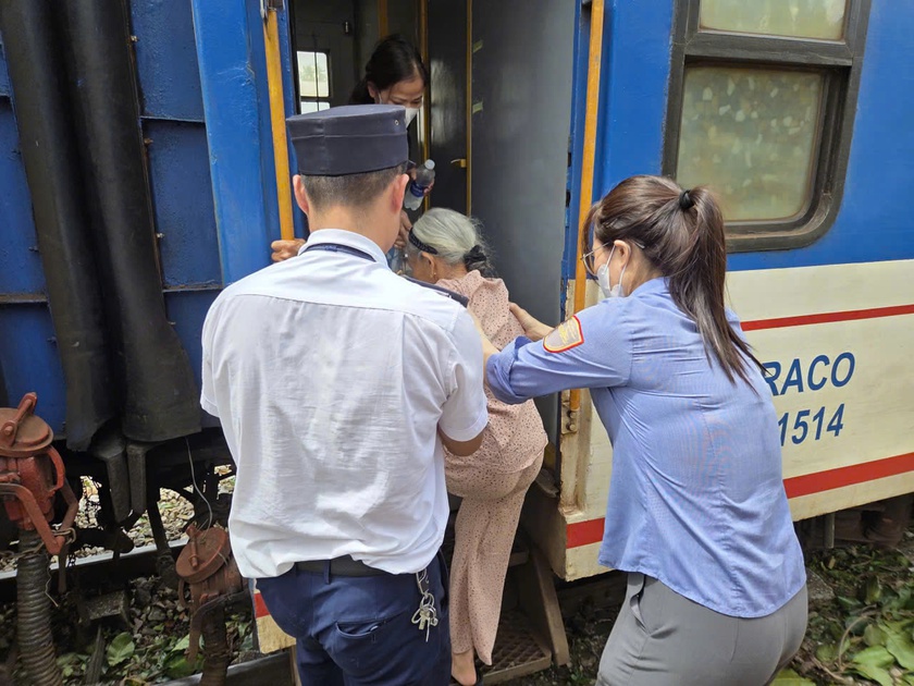 Đường sắt tạm dừng nhiều chuyến tàu do ảnh hưởng bão, phục vụ miễn phí hàng nghìn suất ăn cho khách - Ảnh 1.
