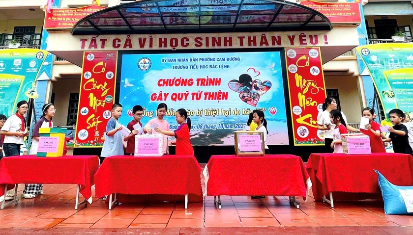 Thầy cô giáo và học sinh Lào Cai quyên góp ủng hộ đồng bào vùng lũ - Ảnh 3.