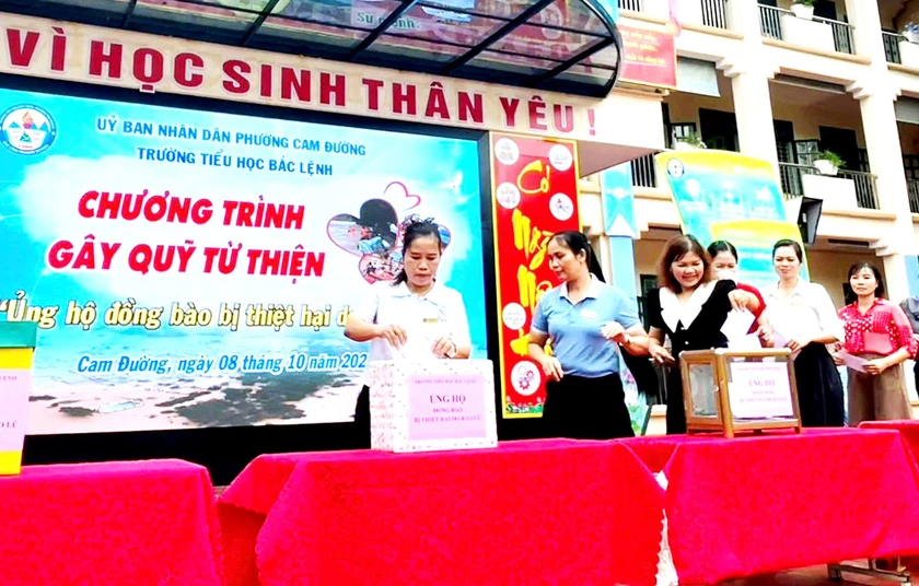 Thầy cô giáo và học sinh Lào Cai quyên góp ủng hộ đồng bào vùng lũ - Ảnh 1.