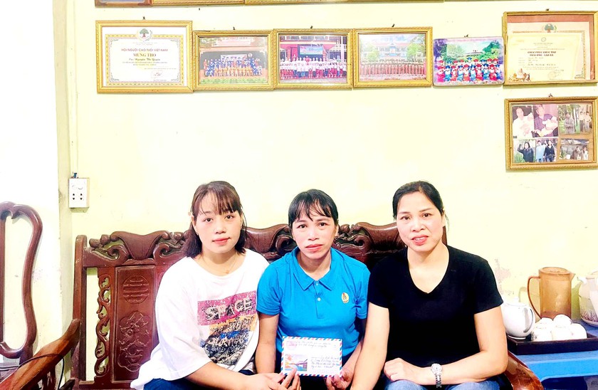Thầy cô giáo và học sinh Lào Cai quyên góp ủng hộ đồng bào vùng lũ - Ảnh 5.