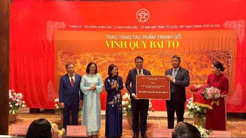 Trao tặng tranh gỗ “Vinh quy bái tổ” cho Văn Miếu - Quốc Tử Giám - Ảnh 2.