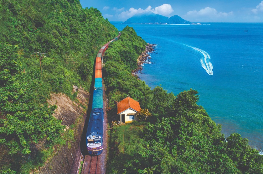 Miễn phí chở hàng cứu trợ bằng tàu hỏa - Ảnh 1.