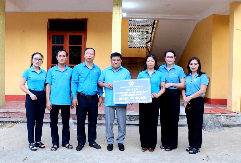 Lào Cai trao 5 tỷ đồng và hàng hóa ủng hộ Thái Nguyên khăc phục hậu quả mưa lũ - Ảnh 2.