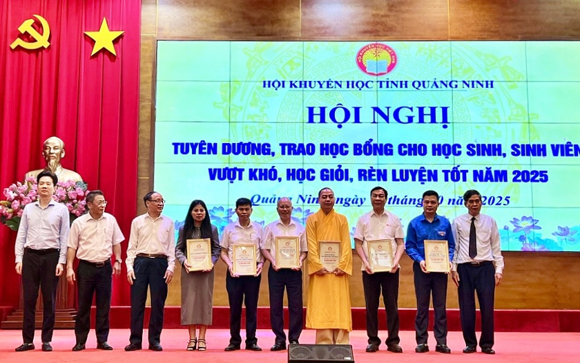 Hội Khuyến học Quảng Ninh tuyên dương, trao học bổng cho học sinh, sinh viên vượt khó - Ảnh 2.