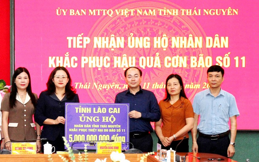 Lào Cai trao 5 tỷ đồng và hàng hóa ủng hộ Thái Nguyên khăc phục hậu quả mưa lũ - Ảnh 1.