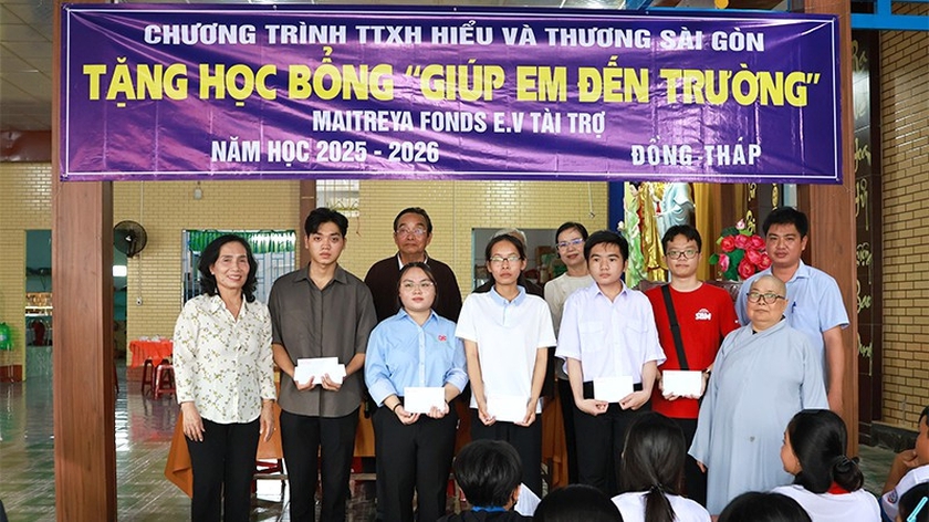 Trao 155 suất học bổng “Giúp em đến trường” cho học sinh, sinh viên vượt khó vươn lên tại Đồng Tháp - Ảnh 1.