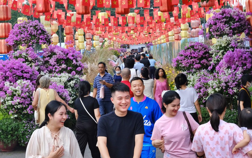 Hà Nội rực rỡ sắc màu Lễ hội Văn hoá thế giới 2025 - Ảnh 1.