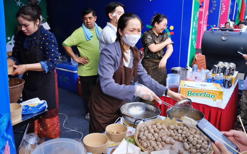 Hà Nội rực rỡ sắc màu Lễ hội Văn hoá thế giới 2025 - Ảnh 2.