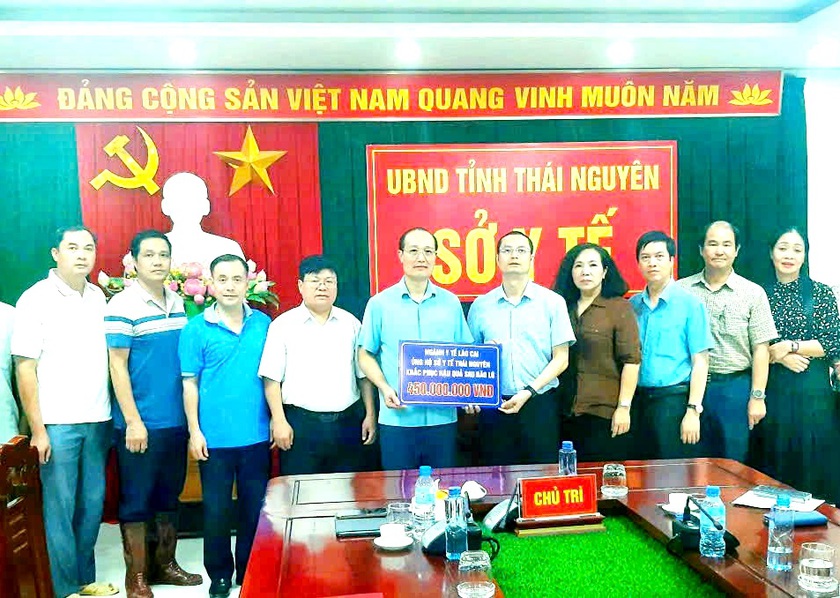 Lào Cai chia sẻ, ủng hộ Thái Nguyên, Tuyên Quang ngăn ngừa dịch bệnh, chăm sóc sức khỏe người dân sau mưa lũ - Ảnh 1.