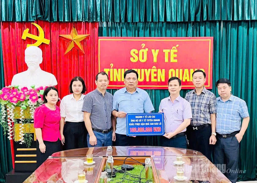 Lào Cai chia sẻ, ủng hộ Thái Nguyên, Tuyên Quang ngăn ngừa dịch bệnh, chăm sóc sức khỏe người dân sau mưa lũ - Ảnh 3.